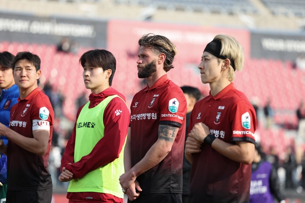 지난 15일 부천종합운동장에서 열린 부천FC 1995와 울산HD와의 경기에서 부천이 1-2로 패배한 뒤 선수들이 팬들에게 인사하고 있다. /한국프로축구연맹 제공