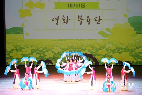 ‘2026년 하남시 주민자치 프로그램 경연대회’가 18일 하남문화예술회관 대극장(검단홀)에서 열렸다. 미사1영화무용단이 창작부채춤 ‘아름다운 나라’를 선보이고 있다. 2026.3.18 하남/문성호기자 moon23@kyeongin.com
