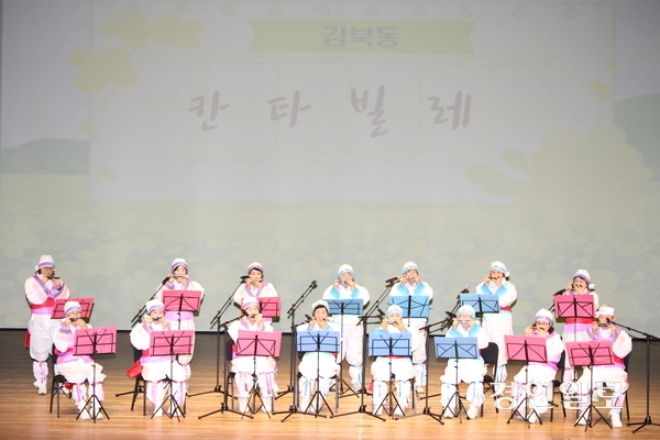 ‘2026년 하남시 주민자치 프로그램 경연대회’가 18일 하남문화예술회관 대극장(검단홀)에서 열렸다. 감북동 칸타빌레가 국악 칸타빌레 하모니카 공연을 펼치고 있다. 2026.3.18 하남/문성호기자 moon23@kyeongin.com