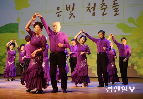 ‘2026년 하남시 주민자치 프로그램 경연대회’가 18일 하남문화예술회관 대극장(검단홀)에서 열렸다. 신장2동 은빛 청춘들이 실버댄스를 펼쳐 보이고 있다. 2026.3.18 하남/문성호기자 moon23@kyeongin.com