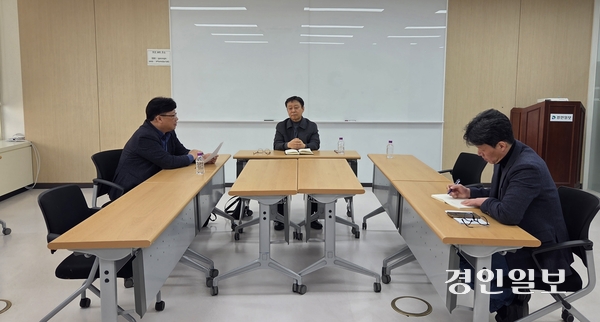 지난 10일 경인일보 인천본사 회의실에서 열린 독자위원회에서 위원들이 지난 2월 경인일보 지면에 실린 기사들에 대해 이야기하고 있다. 2026.3.10 /김희연기자 khy@kyeongin.com