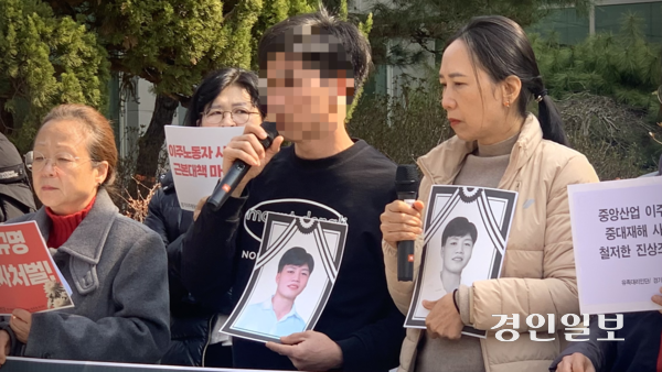 12일 오전 수원시 장안구 경기지방고용노동청 앞에서 열린 이주노동자 중대재해 사망사고 철저한 진상규명 촉구 기자회견에서 故뚜안씨의 지인 깐씨가 영정을 들고 발언하고 있다. 원옥금 베트남 공동체 대표가 통역을 맡았다. 2026.3.12 /유혜연기자 pi@kyeongin.com