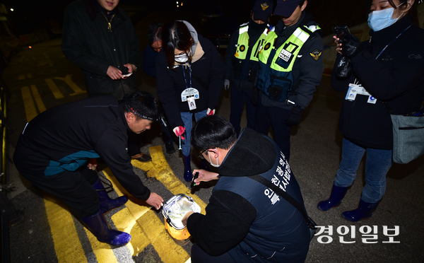 지난 20일 오후 인천시 옹진군 외리 갯벌에서 인천시특별사법경찰과 해경이 불법 해루질 단속을 하고 있다. 2026.3.20 /조재현기자 jhc@kyeongin.com