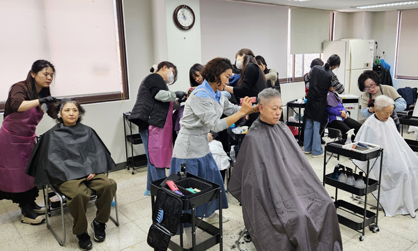 주택관리공단 김포장기1단지에서 어르신 입주민들을 대상으로 한 ‘찾아가는 이미용서비스’ 행사가 열리고 있다. /주택관리공단 제공