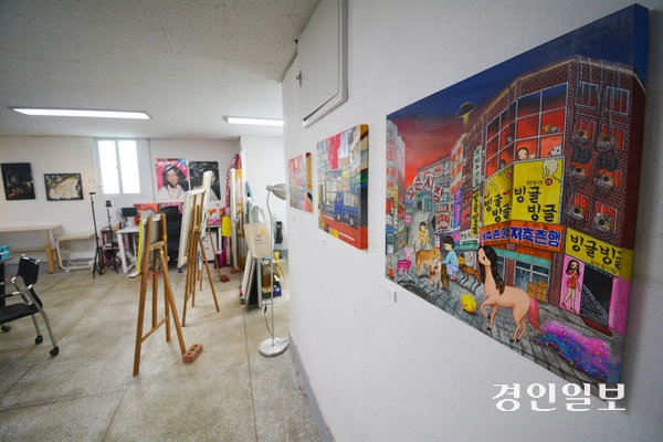 안양중앙시장 청년랩에서 활동하는 젊은 예술가들은 서민들의 생활 속에서 작품의 소재를 찾는 경우가 많다. 전시돼 있는 작품들 중에도 시장이나 구도심의 모습을 담은 작품들이 쉽게 눈에 띈다.  2026.3.19  안양/박상일기자 metro@kyeongin.com