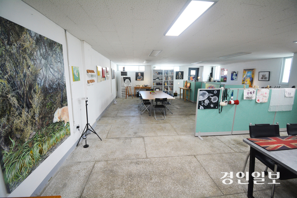 안양 만안구 안양중앙시장 한복판 건물 3층에 문을 연 ‘청년랩(Lab)’ 내부 모습. 벽에는 작가들의 작품이 걸려있고, 한쪽에는 큰 테이블과 작가들의 작업공간이 자리해 있다. 2026.3.19 안양/박상일기자 metro@kyeongin.com
