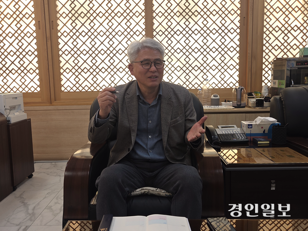 후배들의 미래를 응원하고, 공부할 수 있는 환경을 만들어주는 울타리 역할을 하고 싶다는 황선명 이천제일고 총동문회 장학회장. 2026.3.21 / 이천/서인범기자 sib@kyeongin.com
