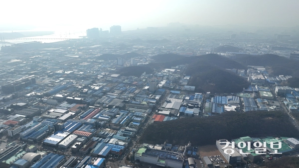 안갯속 반월산단 중동 전쟁으로 호르무즈 해협 봉쇄가 장기화 되며 원유 수급 차질과 가격 상승이 이어지자 안산 반월산업단지 내 석유화학 기업들이 생산 차질을 빚는 등 직격탄을 맞고 있다. 23일 안산시 반월산업단지 일대에 짙은 안개가 끼어 뿌옇게 보이고 있다. 2026.3.23 /최은성기자 ces7198@kyeongin.com