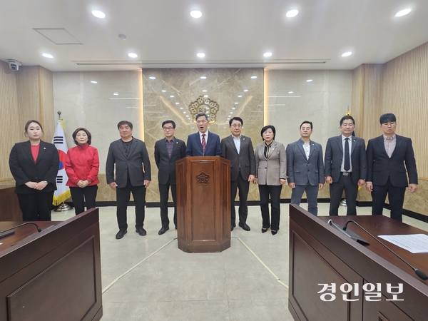 남양주시의회 국민의힘 김현택 원내대표 등 소속 시의원 10명이 23일 시의회 소회의실에서 기자회견을 하고 있다. 2026.3.23 남양주/이종우기자 ljw@kyeongin.com