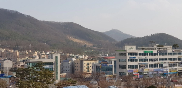 광주시 도심내 군부대 이전 목소리가 높은 가운데 도심 빌딩과 주택단지들 뒤편 산 중간에 송정동 공병단 사격장이 보이고 있다. /경인일보DB