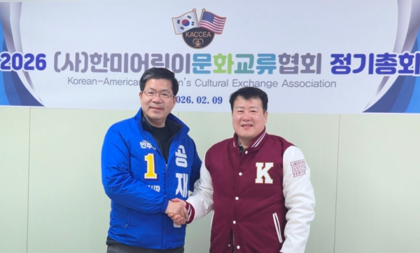 더불어민주당 공재광(왼쪽) 평택시장 예비후보와 김수우 전 정책위 부의장이 손을 맞잡고 평택 미래발전을 위해 힘을 모으기로 약속하고 있다. /공재광 예비후보 캠프 제공