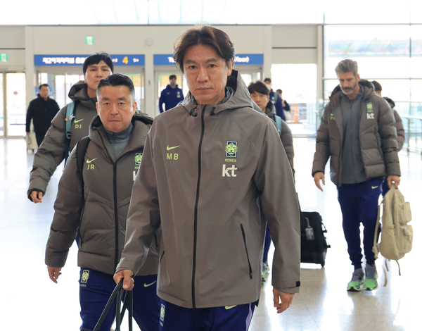 유럽원정 2연전에 나서는 한국축구 국가대표팀의 홍명보 감독이 23일 인천국제공항을 통해 출국하고 있다./연합뉴스