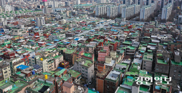 14일 오후 인천 미추홀구 주안동 주거단지. 이곳은 신도시보다 열악한 주거환경으로 주차난 등이 심각하다. ‘구도심 활성화’ ‘균형발전’은 역대 인천시장 선거에서 매번 등장했지만 구도심 주민들의 공약이행 체감도는 낮다. 2026.3.14 /조재현기자 jhc@kyeongin.com