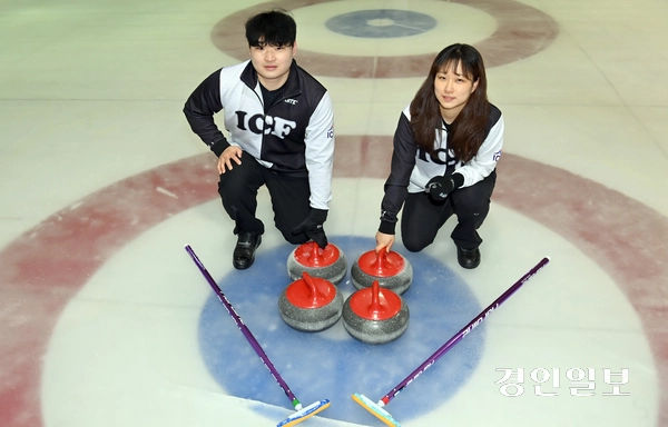 제107회 전국동계체전에서 동메달을 딴 인천 컬링 믹스더블팀 김병찬, 이수빈이 포즈를 취하고 있다. /김용국기자 yong@kyeongin.com