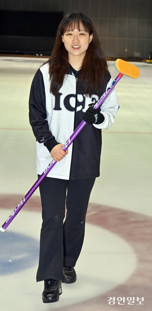 제107회 전국동계체전에서 동메달을 딴 인천 컬링 믹스더블팀 이수빈. /김용국기자 yong@kyeongin.com