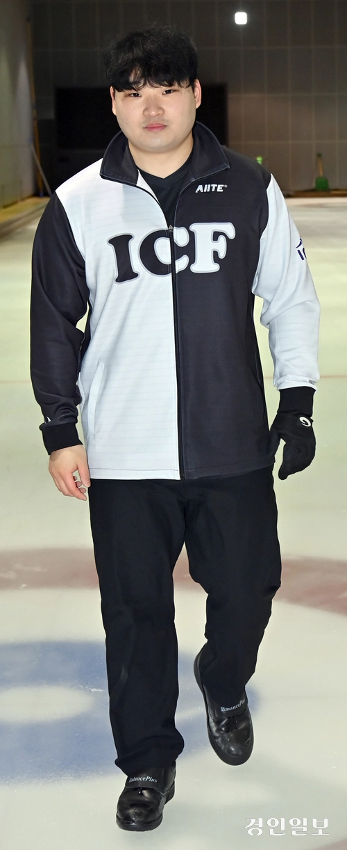 제107회 전국동계체전에서 동메달을 딴 인천 컬링 믹스더블팀 김병찬. /김용국기자 yong@kyeongin.com