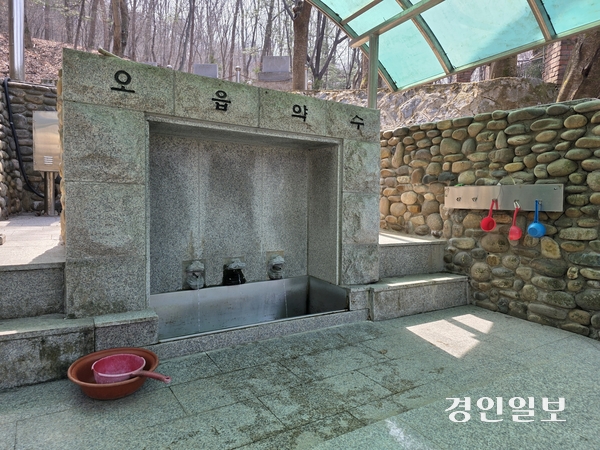 송악산 북쪽 진송루 아래에 있는 오읍약수 터. 고려 때 내성을 쌓을 때 벼락이 바위에 내리치면서 만들어졌다는 얘기가 전한다. 2026.3.23 /정진오기자 schild@kyeongin.com
