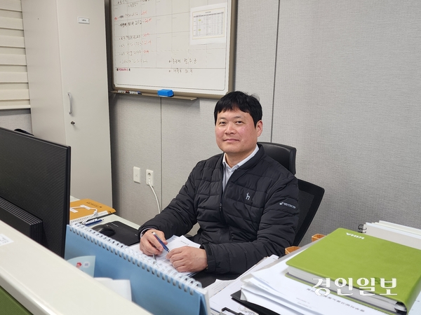 인천시 ‘안전보건지킴이’로 5년째 활동하는 대한산업보건협회 인천센터 김종성 국장은 “환기·청소 등 기본적인 수칙만 지켜도 노동자의 건강을 지키고 산재를 예방할 수 있다”고 했다. 2026.3.24 /한달수기자 dal@kyeongin.com