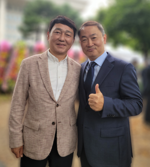 이원호(오른쪽) 더불어민주당 남양주시장 예비후보가 최재성 전 청와대 정무수석을 ‘전시민투표 추진위원장’으로 영입했다. 2026.3.24 /이원호 더불어민주당 남양주시장 예비후보 사무실 제공