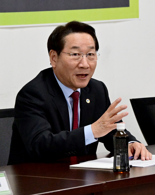 24일 한국지엠 부평공장을 찾아 전국금속노조 한국지엠지부와 간담회를 가진 유정복 인천시장. 2026.3.24 /인천시 제공