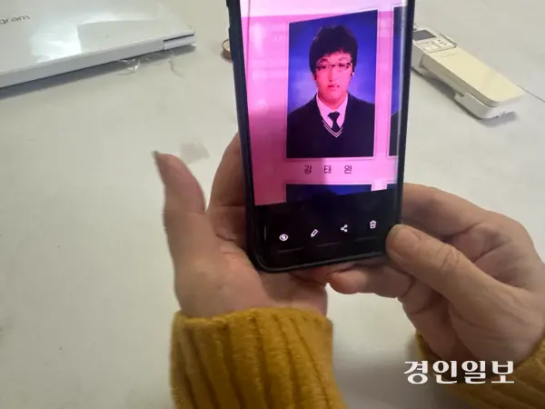 이은혜(몽골명 엥흐자르갈)씨가 아들 강태완(32·몽골)씨의 사진을 보여주고 있다. 강씨는 거주비자를 얻기 위해 전북 김제의 한 특장차 제조업체에서 일하다 지난해 산업재해로 숨졌다. /목은수기자 wood@kyeongin.com