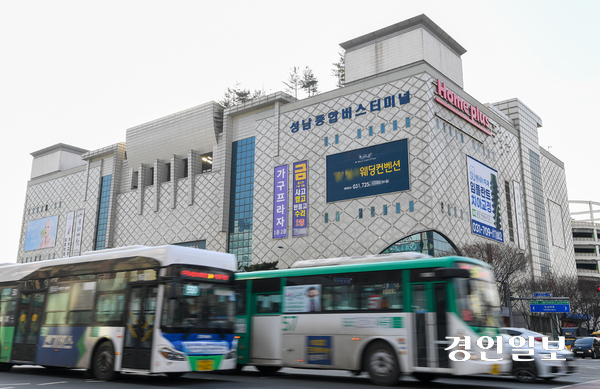 관리단과 상인들 간 관리비 문제를 놓고 소송전이 펼쳐지는 등 진통이 일고 있는 성남시 분당구 야탑동 소재 테마폴리스 건물 전경. /경인일보DB