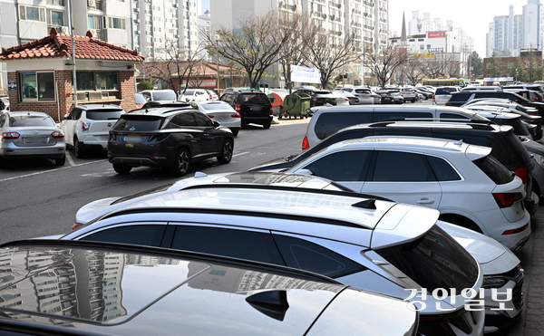 공공기관 차량 5부제 시행 첫날인 25일 오전 수원 시내 한 아파트 단지에 출근길 운행을 안한 차량들이 세워져 있다. 2026.3.25 /임열수기자 pplys@kyeongin.com