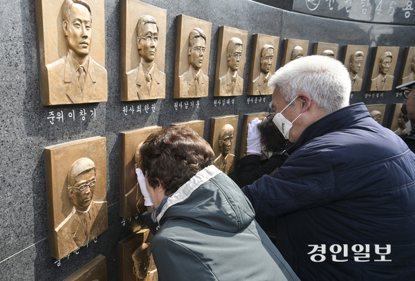26일 오전 평택시 해군 제2함대사령부에서 열린 ‘제16주기 천안함 46용사 추모식’에서 천안함 유가족들이 추모비를 어루만지고 있다. 2026.3.26 /최은성기자 ces7198@kyeongin.com