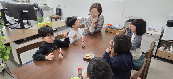 오산 삼미별하유치원 관계자가 생일을 맞은 아이들과 이야기를 나누고 있다. /삼미별하유치원 제공