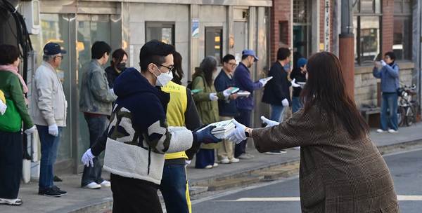 “책이 사람을 따라 흐른다”… 배다리거리서 펼쳐진 책 1만권 이사