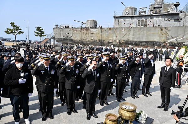 26일 평택 해군제2함대사령부에서 열린 제 16주기 천안함 46용사 추모식에서 최원일 전 천안함장과 참전용사들이 천안함 46용사에게 경례를 하고 있다. 2026.3.26 /해군2함대 제공