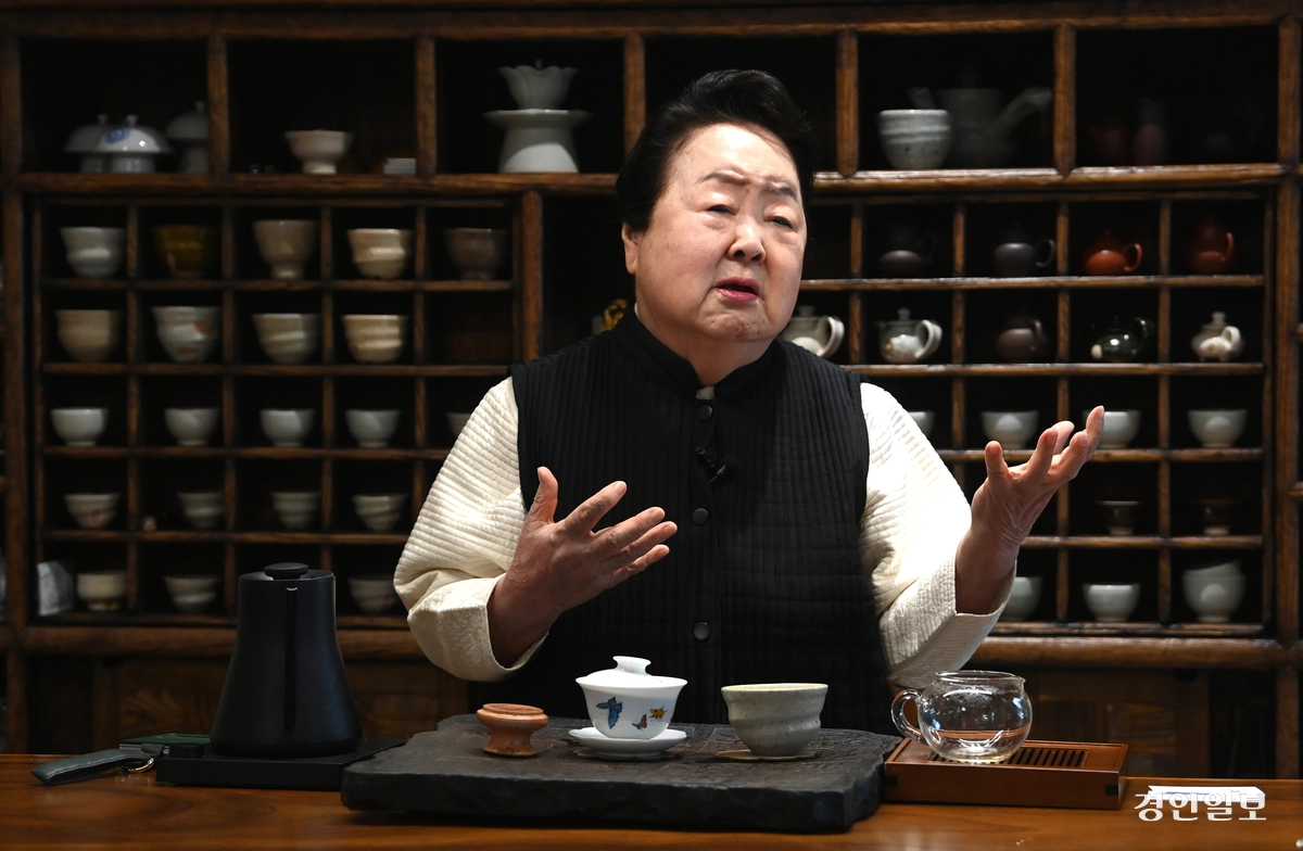 서분례 명인은 양산형으로 나오는 장이 아닌 전통 방식을 지켜 만드는 기술을 다음 세대에게 연결해주는 게 필요하다고 말한다. 2024.12.2 /최은성기자 ces7198@kyeongin.com