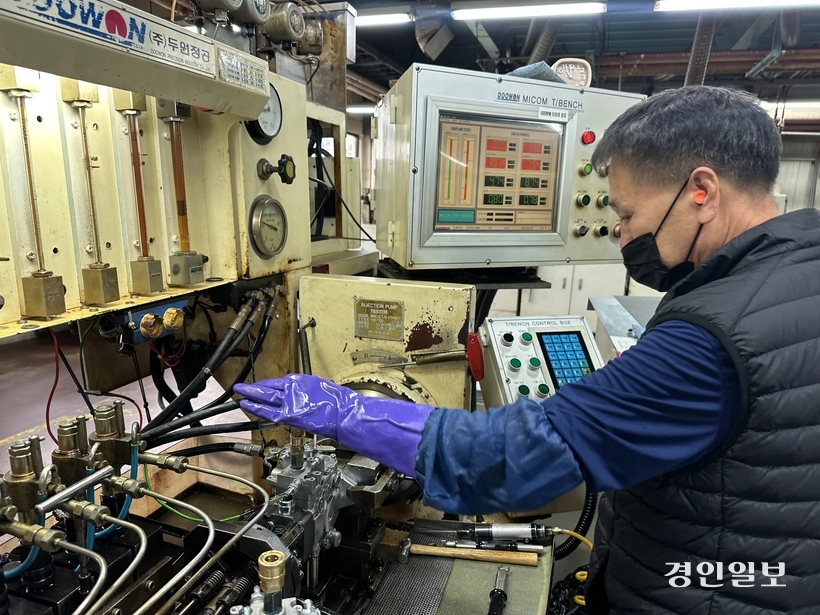 두원정공 유군상(61)씨가 부품 상태를 테스트하고 있는 모습. 2026.2.27 /목은수기자 wood@kyeongin.com