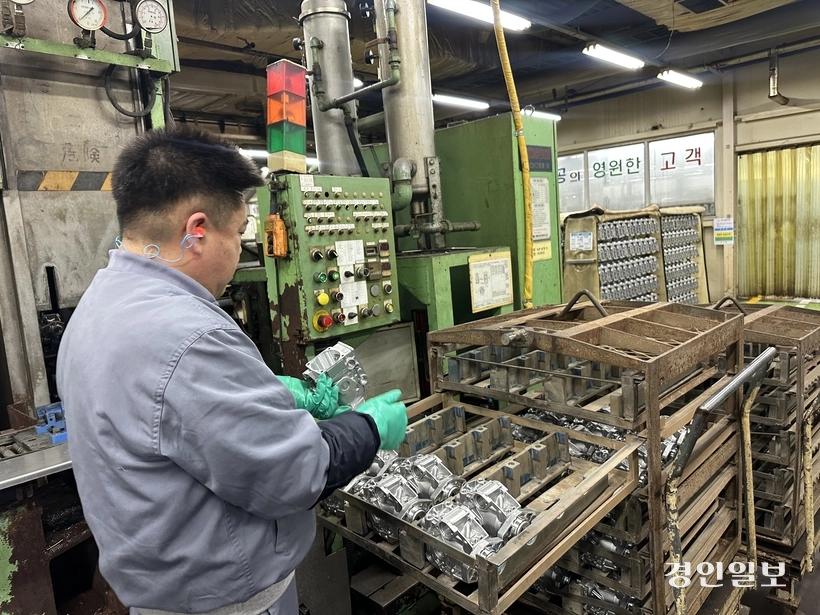 두원정공에서 일하는 노동자들. 2026.2.27 /목은수기자 wood@kyeongin.com
