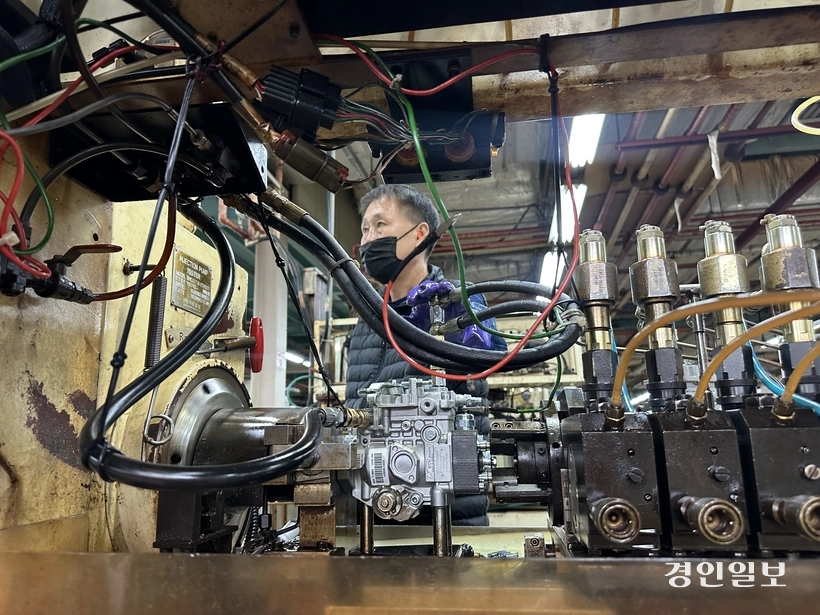 두원정공에서 일하는 노동자들. 2026.2.27 /목은수기자 wood@kyeongin.com