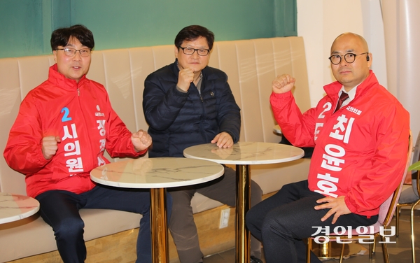 위례신도시, 미사강변도시, 감일신도시 등 하남시 3대 신도시의 전·현직 총연합회(시민연합) 전·현직 회장(대표)들이 6·3 지방선거에 도전장을 내밀었다. 사진 왼쪽부터 정경섭 전 미사강변총연합회 회장, 김광석 위례신도시 시민연합 대표, 최윤호 전 감일신도시총연합회 회장이 선전을 다짐하고 있다. 2026.3.27 하남/문성호기자 moon23@kyeongin.com