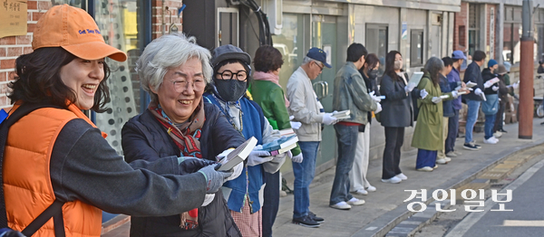 26일 오후 인천시 동구 배다리에서 책방 나비날다가 진행한 이사 프로젝트 ‘책나르샤’에 참가한 150여명의 참가자들이 줄지어 책을 옮기고 있다. 2026.3.26 /조재현기자 jhc@kyeongin.com