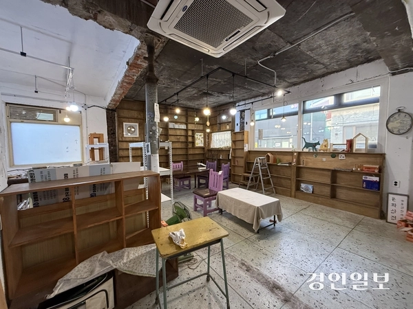 ‘책 나르샤’ 프로젝트가 마무리된 후 텅 빈 옛 나비날다책방. 책 1만 권이 꽂혀 있었다. 2026.3.26 /박경호기자 pkhh@kyeongin.com