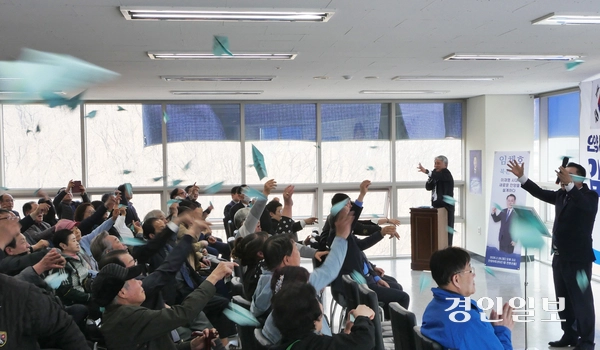 28일 오후 진행된 임채호 더불어민주당 안양시장 예비후보 선거사무소 개소식에서 지지자들이 선거 승리와 안양 발전을 기원하는 ‘희망 종이비행기’를 날리고 있다. 2026.3.28  안양/박상일기자 metro@kyeongin.com