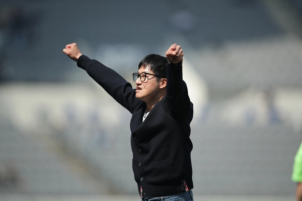 프로축구 K리그2 수원삼성 이정효 감독이 28일 용인미르스타디움에서 열린 용인FC와의 하나은행 K리그2 5라운드 경기에서 페신이 득점하자 기뻐하고 있다./한국프로축구연맹 제공