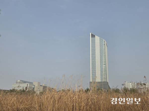 정부가 공공기관 지방 이전을 추진하면서 한국전력공사는 지난 2014년 본사가 나주 광주·전남 공동혁신도시로 이전했다. 사진은 당초 산학연 클러스터 부지로 예정됐던 한전 본사 옆 부지가 개발되지 못한 채 남겨진 모습. 이곳에는 갈대가 성인 남성 키만큼 무성하게 자라있었다. 2026.3.27/이시은기자see@kyeongin.com