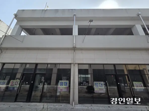 정부가 지역 균형 발전을 목표로 조성한 전라남도 나주 광주·전남 공동혁신도시는 도시를 조성한 지 10년이 넘었지만 계획 인구 5만명을 채우지 못했다. 상가 공실률도 40%에 달하는 것으로 알려졌다. 사진은 지난 27일 찾은 혁신도시 내 공실 상가 모습. 2026.3.27/이시은기자see@kyeongin.com
