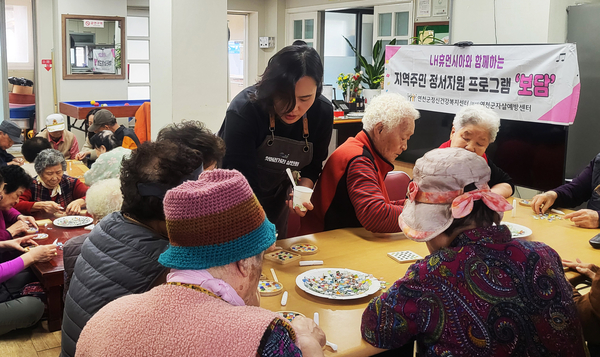 주택관리공단 연천전곡1단지는 최근 연천군정신건강복지센터의 협조로 입주민 어르신을 위한 ‘마음건강 프로그램’을 진행했다. 어르신 30여 명은 소근육 발달을 돕는 ‘타일아트 티코스터(컵받침)’ 만들기에 참여, 자신만의 작품을 제작했다. 박인석 소장은 “어르신들이 밝은 표정으로 작업에 몰입하시는 모습에 큰 보람을 느꼈으며, 건강한 노후를 위한 다양한 문화 프로그램을 지속적으로 운영하겠다”고 말했다. 의정부/최재훈기자 cjh@kyeongin.com, 사진/주택관리공단 제공