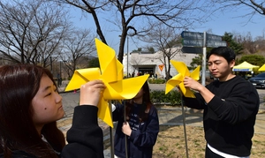 [포토] 노랑 드레 언덕서 ‘세월호’ 추모 준비