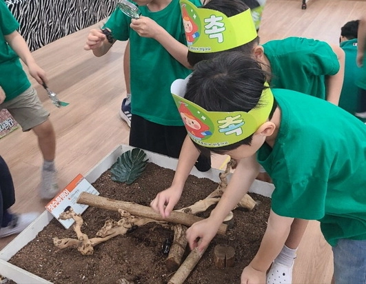 과천갈현초등학교 학생들이 곤충체험 교육에 참여하고 있다. /과천갈현초등학교 제공