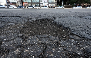 [포토] ‘해빙기 포트홀’ 도로안전 위협