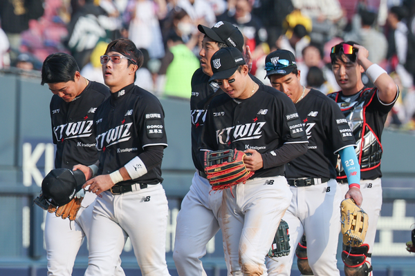29일 서울 송파구 잠실야구장에서 열린 프로야구 2026 KBO리그 kt wiz와 LG 트윈스의 경기. 6-5로 승리를 거두며 개막 2연전에서 모두 승리한 kt 허경민, 김현수 등 선수들이 자축하고 있다. 2026.3.29 /연합뉴스