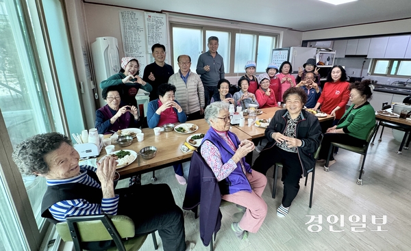 여주 능현1동 경로당에서 어르신들이 부녀회원들이 정성껏 차린 점심을 함께 먹은 뒤 담소를 나누고 있다. 여주/양동민기자 coa007@kyeongin.com