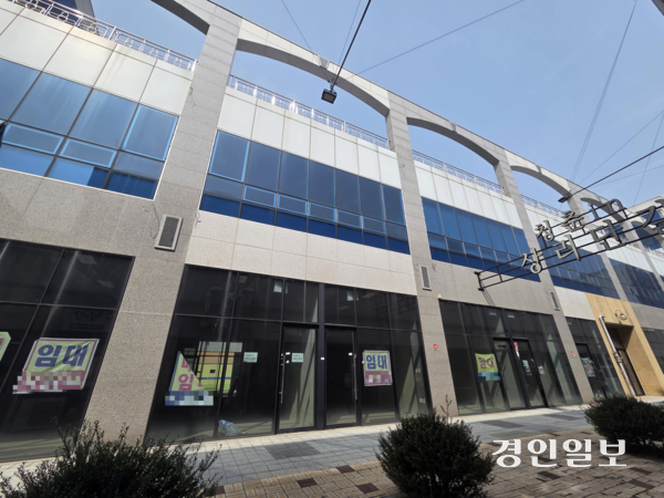 정부가 지역 균형 발전을 목표로 만든 전라남도 나주 광주·전남 공동혁신도시는 도시가 조성된 지 10년이 넘었지만 여전히 계획 인구 5만을 달성하지 못했다. 상가 공실률도 40%에 달하는 것으로 알려졌다. 지난 27일 찾은 광주·전남 공동혁신도시에서는 활용처를 찾지 못한 공실을 어렵지 않게 볼 수 있었다. 2026.3.27 /이시은기자 see@kyeongin.com