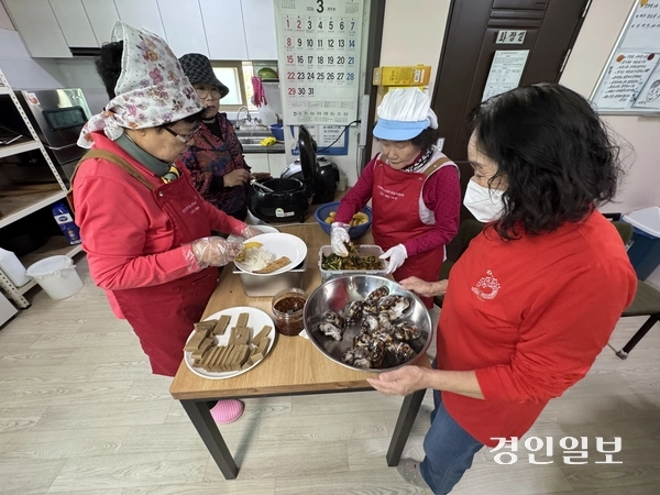 여주시의 ‘식사도우미사업’이 운영되고 있는 여주 능현1동 경로당에서 부녀회원들이 점심을 준비하고 있다. 2026.3.30 여주/양동민기자 coa007@kyeongin.com